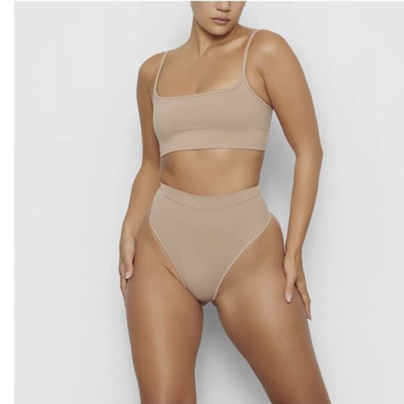 SKIMS Seamless Sculpting Mid Waist Nude Thong Shapewear - Picture 4 of 10